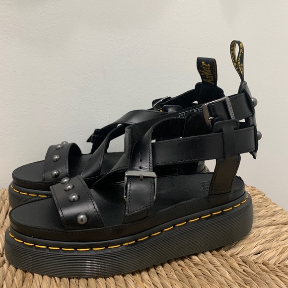 Dr. Martens Shoes - Dr. martens Size 8 solid black women’s size 8